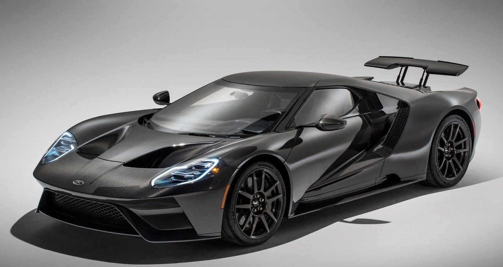 ford gt dimensiones