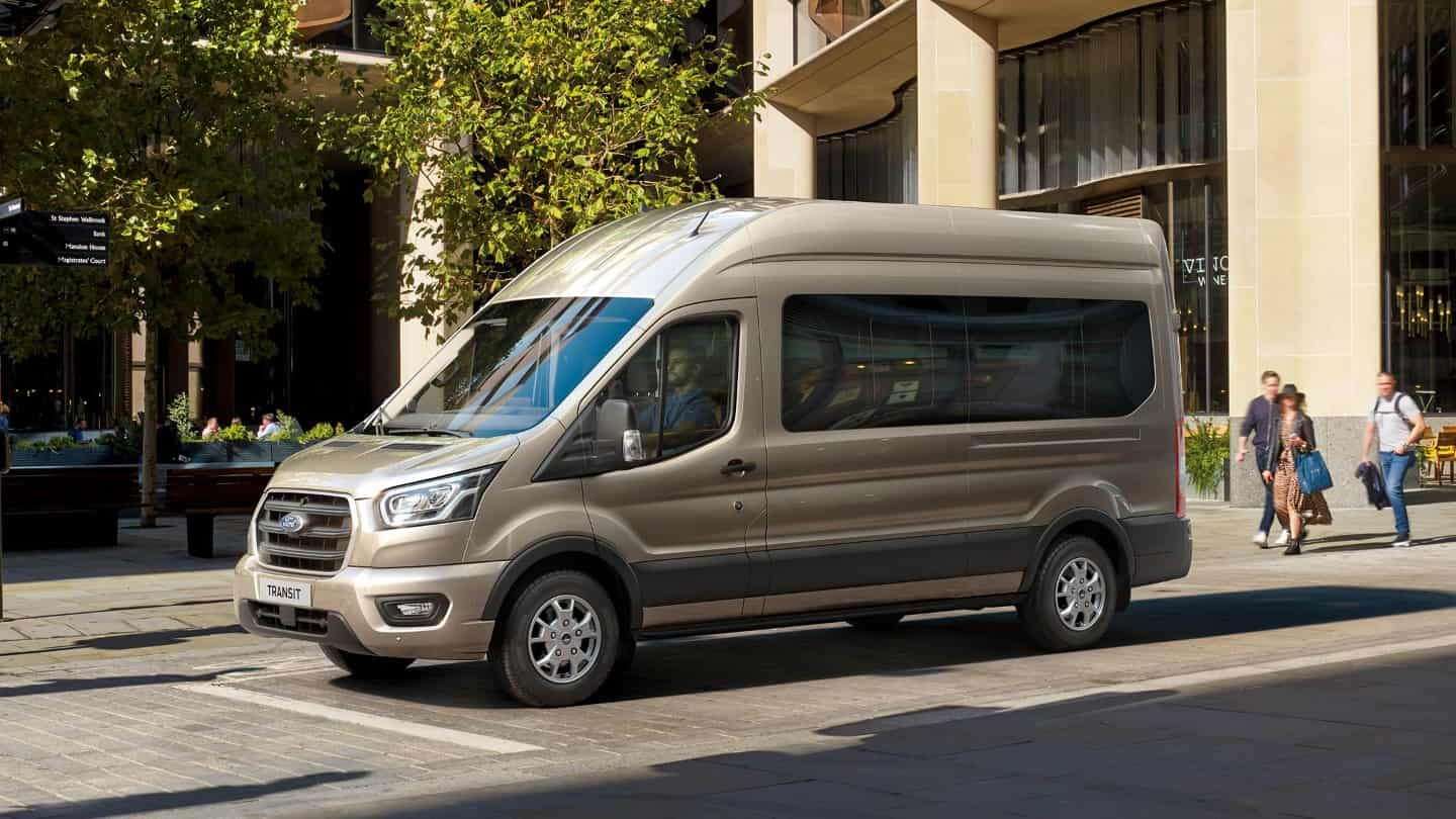 Ford Transit minibus aparcamiento