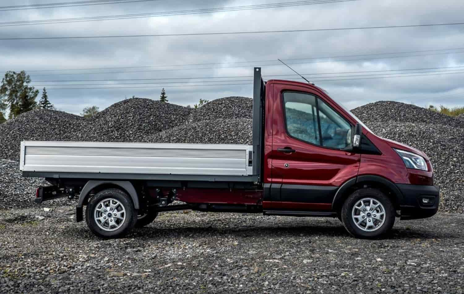 vista parte lateral Ford Transit Chasis