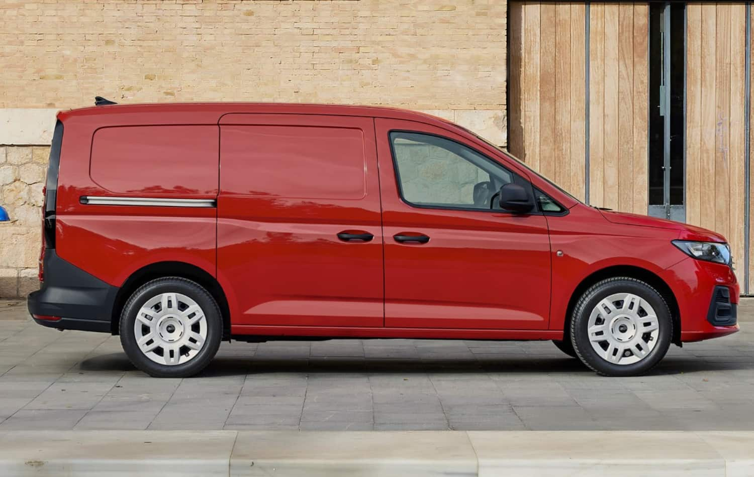 vista parte lateral Ford Transit Connect roja