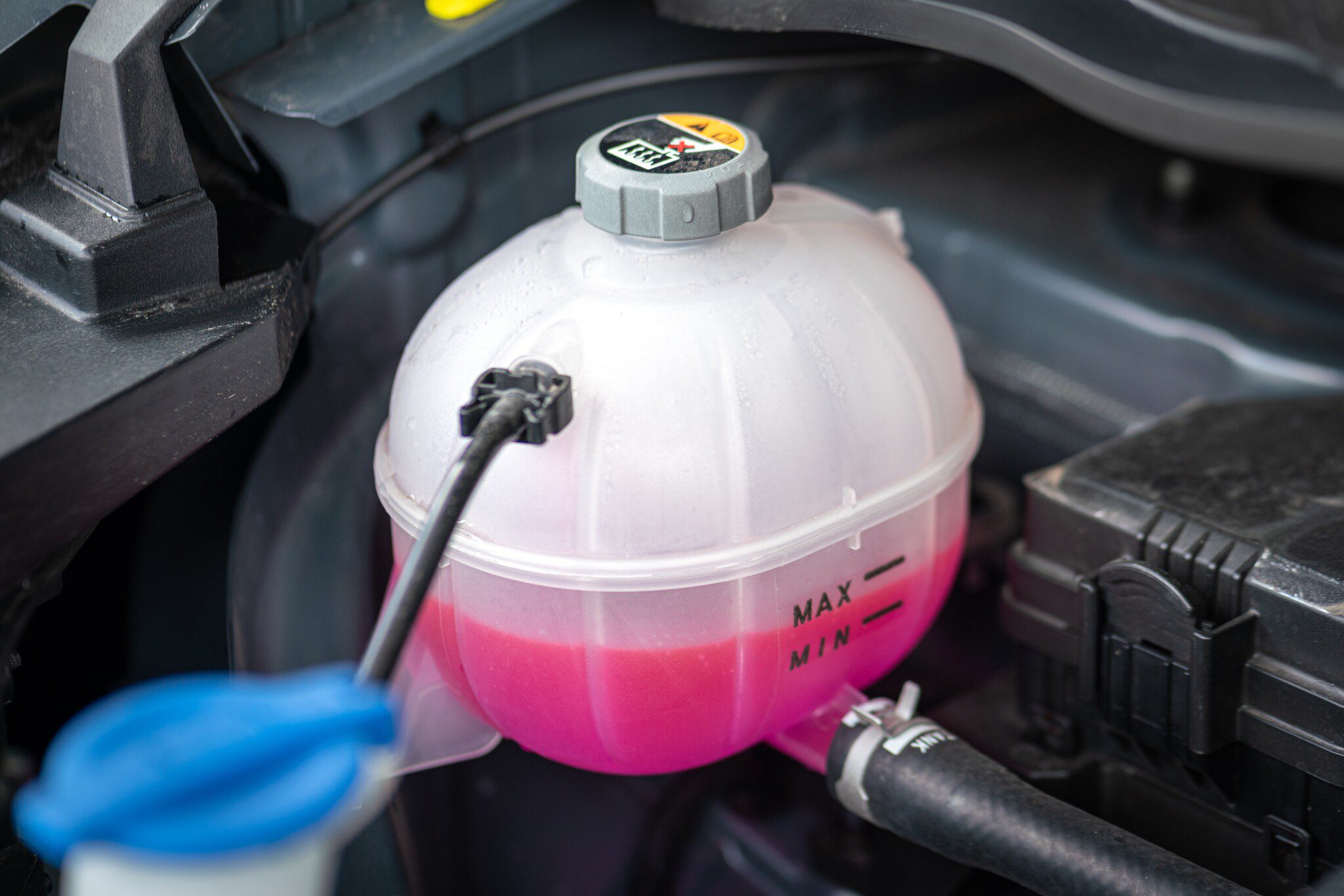 Qué es y cómo cambiar el líquido refrigerante del coche?