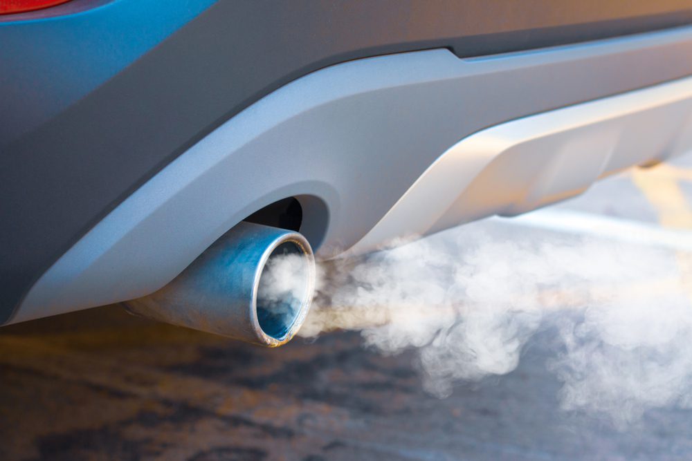 Tubo de escape coche contaminación